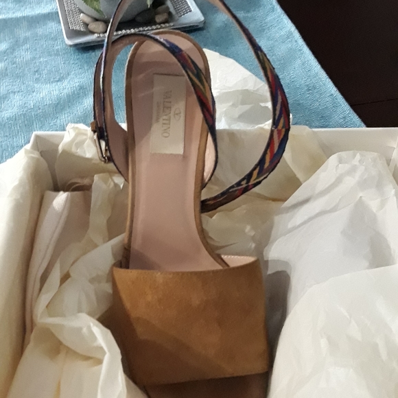 Valentino nice shoes its so nice and clean like new...Size 7 and color tan - Picture 10 of 11